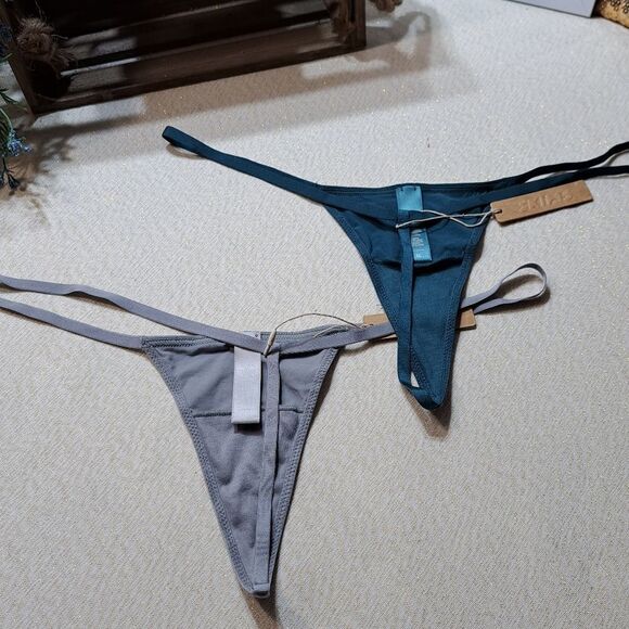 NWT SKIMS THONG - Picture 4 of 11